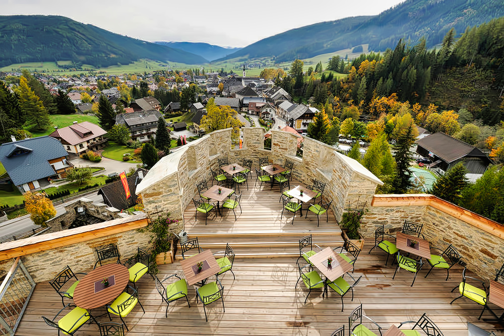 Burgschenke Mauterndorf - Terasse der Burgschenke mit Blick auf die Umgebung